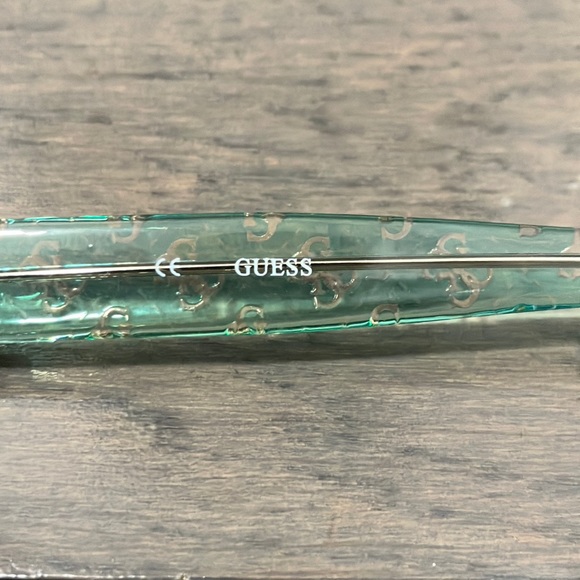 Y2K Vintage Guess Sunglasses with Case - Picture 7 of 8